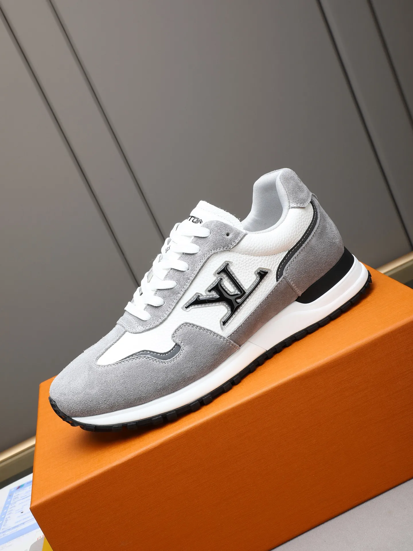 PP600 Louis Vuitton LV Run Men's Sports Shoes LV Run men's sports shoes are made of cowhide leather, low-key and luxurious. The tongue and heel are embellished with classic logos, giving it a full sense of hierarchy. The rubber sole has strong grip and wear resistance, suitable for daily wear or light sports scenes, and has a full sense of quality🎬size: 39-44 (customized at 38.45.46)